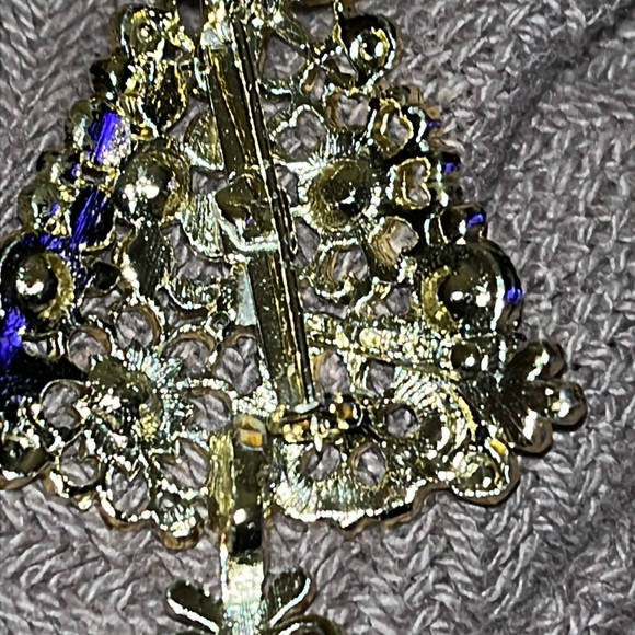 ❤️5 for $15-00Elegant Gold Christmas Tree Brooch with Multicolor Gems - Picture 3 of 3